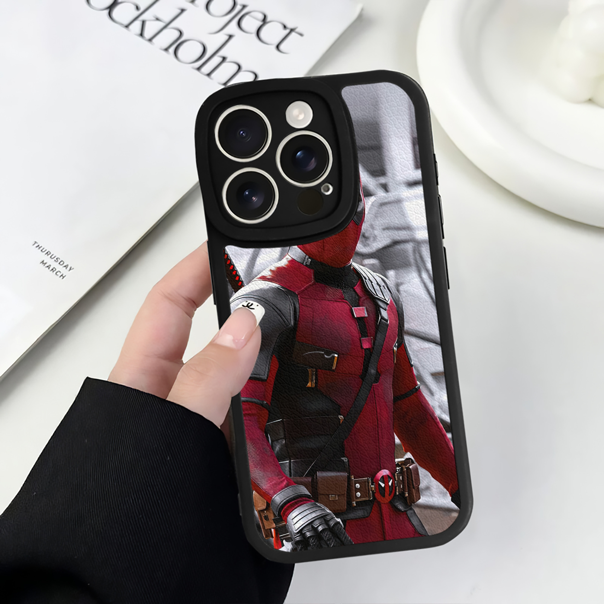 （画像用） Deadpool デッドプール 【iPhone 16シリーズ対応】シリコンスマホケース（レザー調） 材質：シリコン